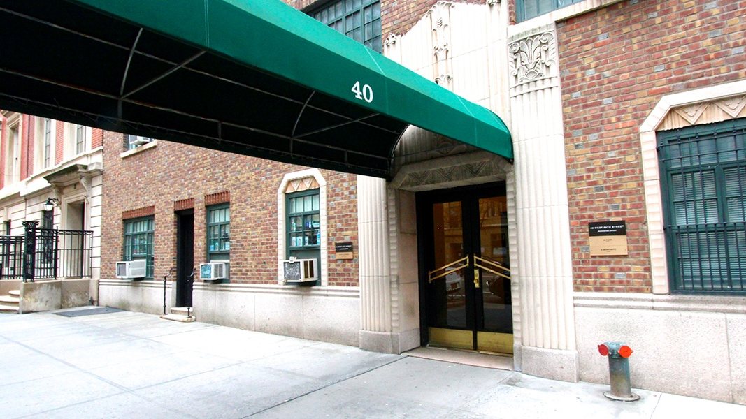 The entrance to Upper West Side Dentist at 40 West 86th Street — look for the green awning marked 40